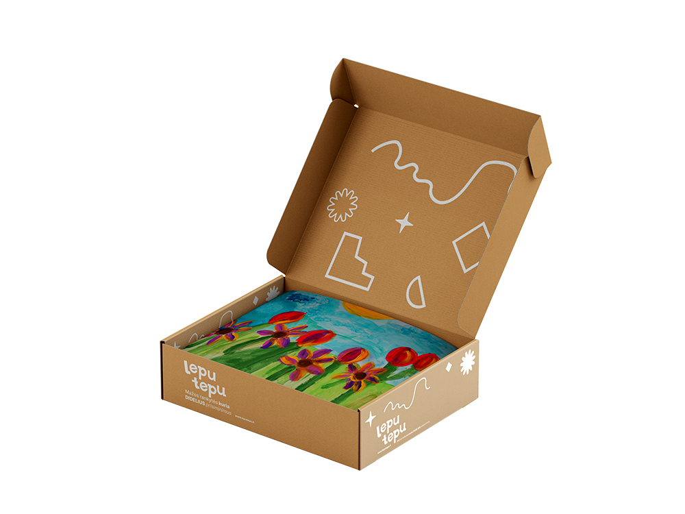 Atidaryta Lepu Tepu dėžutė su vaiko kūrybos darbais ir spalvingais piešiniais