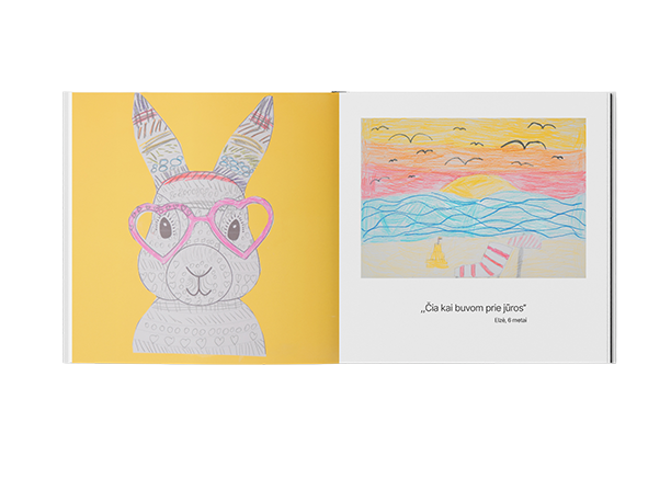 Atversta vaiko kūrybos knygelė su piešiniu zuikutis su akiniais ir saulėlydžiu prie jūros