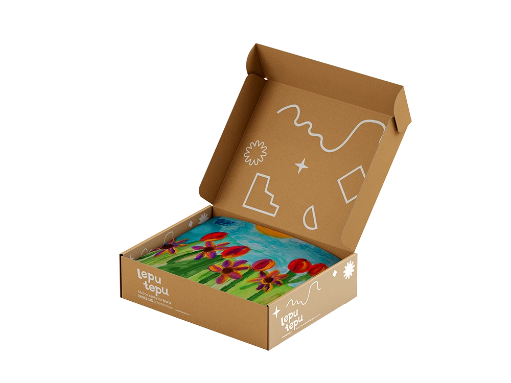 Lepu Tepu atidaryta dėžutė su vaiko kūrybos darbais